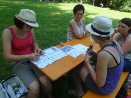 Jana und Lena werten die Laufzettel aus und ermitteln das Siegerteam