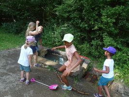 An der Wasserstelle wird ausgelassen gespritzt