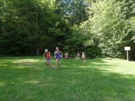 Auch Jana und Lena bleiben nicht verschont und müssen flüchten ...