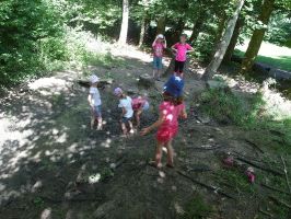 Den ganzen Nachmittag ein besonderer Magnet: das Matschloch - für die Kinder ein tolles Vergnügen
