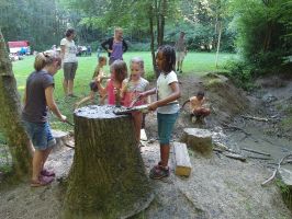 Ach ja - den Matsch kann man natürlich auch mit den Händen bearbeiten