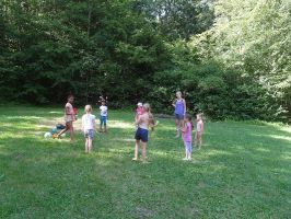 Lena spielt mit den Kids Indiaka