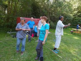 Vor dem Grillen müssen zuerst passende Holzstecken vorbereitet werden