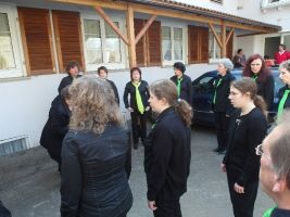 Der Chor beim Einsingen