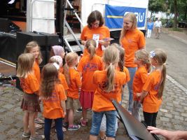 Geduldig geben Jana und Lena die letzten Anweisungen