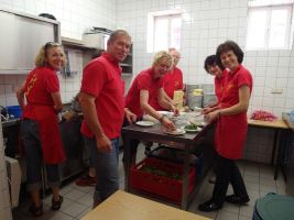 In der Küche laufen die Vorbereitungen auf vollen Touren