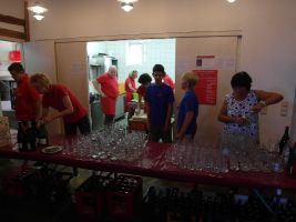 Auch das Team bei der Getränkeausgabe legt letzte Hand an