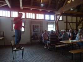 Vorstand Dieter Waller begrüßt die Gäste 