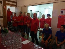 DER MOND HÄLT SEINE WACHT: Auch die Helfer schunkeln und singen mit