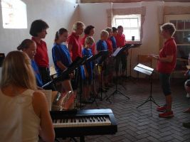 Beim Auftritt von FERMATE wirken auch einige Chormitglieder der STIMMGABEL mit