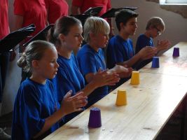 Gar nicht so einfach: singen, klatschen und mit den Bechern im Takt klopfen