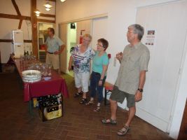 Beim gemeinsamen Singen machen auch die Helfer mit ...