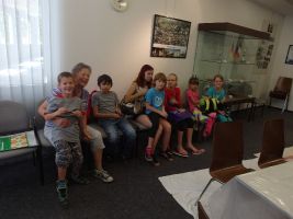 Die ersten Kinder sind schon da und warten gespannt ...