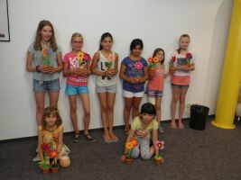 Die Bastelgruppe mit ihren fertigen Phantasieblumen