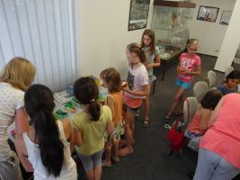 Hier werden die Materialien ausgegeben - gespannte Erwartung bei den Kids