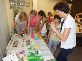 Mit Heißkleber wird die Filzblüte am Holzspieß befestigt