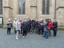 Interessiert folgen die Frauen den Erklärungen von Stadtführerin Heidi Rühle