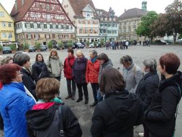 Der Rundgang beginnt auf dem Marktplatz vor historischer Kulisse