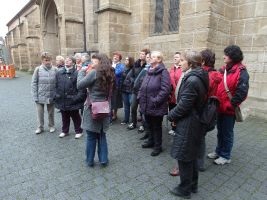 Gespannt blicken die Damen in Richtung Frauenkirche, als die Stadtführerin auf Besonderheiten hinweist
