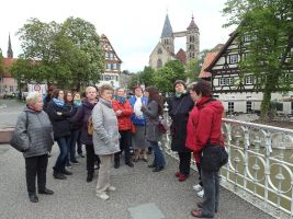 Hier steht die Gruppe auf der Agnesbrücke