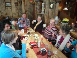 Die Damen freuen sich über den Besuch ihres 1. Vorstands