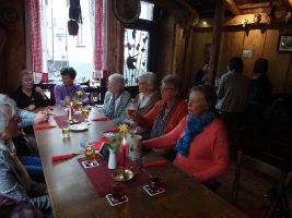 Fröhlich sitzt die Gruppe nach der Stadtführung im EINHORN beisammen