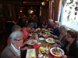 Das leckere Essen lassen sich alle gut schmecken