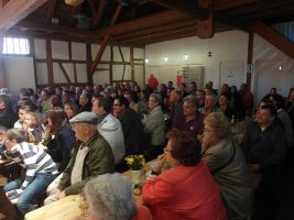 Gespannt verfolgen die Besucher das Geschehen auf der Bühne