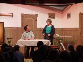 Mechthilde weiß nicht mehr, was sie im Auftrag ihrer neugierigen Mutter fragen soll ...