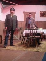 Gemeindebüttel Scheuffele versucht Anton zum Verkauf seines Weinberges zu bewegen. Nachbar Willi hört interessiert zu ...