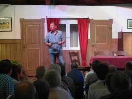 Vorstand Dieter Waller begrüßt die Besucher in der Kelter