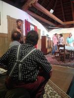 Alfred und Franz sind aufs Sofa verbannt worden und beobachten was passiert