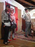 Die zwei französischen Hotelnachbarinnen Angelique und Jaqueline tauchen in Alfreds Wohnung auf