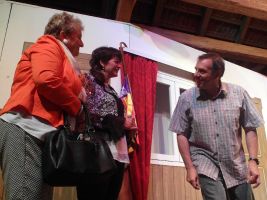 Freudige Überraschung bei Alfred, als er die beiden Französinnen zuhause antrifft