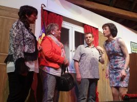 Zum Ende hin stellt sich heraus, dass die Koffer von Alfred und Angelique vertauscht wurden