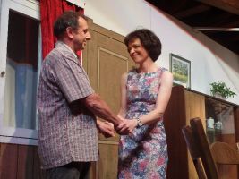 Erleichtert entschuldigt sich Vroni bei ihrem Mann, dass sie ihn zu Unrecht beschuldigt hat