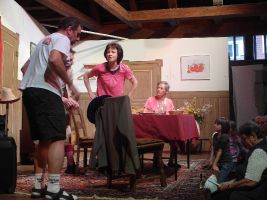 Alfred und Franz bringen ihren Frauen jeweils einen Sack Kartoffeln vom Urlaub mit. Davon sind die beiden Damen wenig begeistert