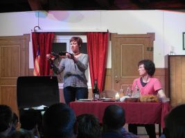 Oh je, was kommt denn da aus Alfreds Koffer raus