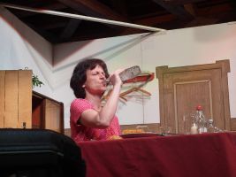 Vroni ertränkt ihren Ärger und ihre Enttäuschung erst einmal im Alkohol