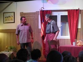 Alfred und Franz überlegen, warum ihre Frauen so abweisend reagieren