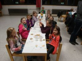 Zurück im Probenraum gibt es für die Kids erst einmal etwas zu trinken