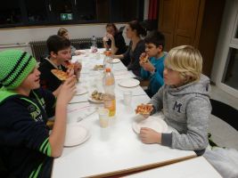 Die Chorjugend von Fermate lässt sich die Pizza schmecken