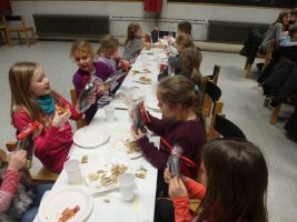 Die Chorkinder schauen gespannt, was sich in den Weihnachtstütchen befindet ...