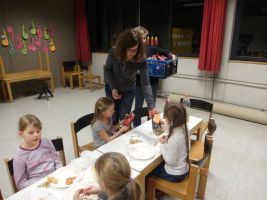 Jana und Marion verteilen die Weihnachtsgeschenke