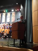 Vorstand Dieter Waller begrüßt die Gäste in der Festhalle