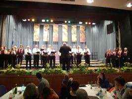 Der Männerchor unterhält mit flotten Melodien