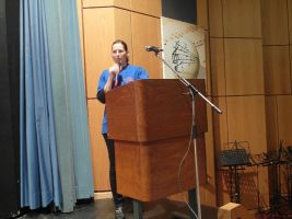 Iris Lichy führt die Gäste durch das Programm