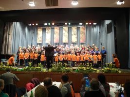 Stimmgewaltig eröffnen die Ensembles des Liederkranzes das Programm