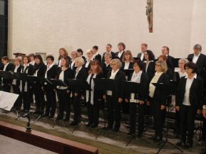 Mit vielen schönen Melodien unterhält der Chor STIMMGABEL die Besucher in der katholischen Kirchen