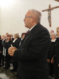 Pfarrer Kirsch begrüßt die Konzertbesucher